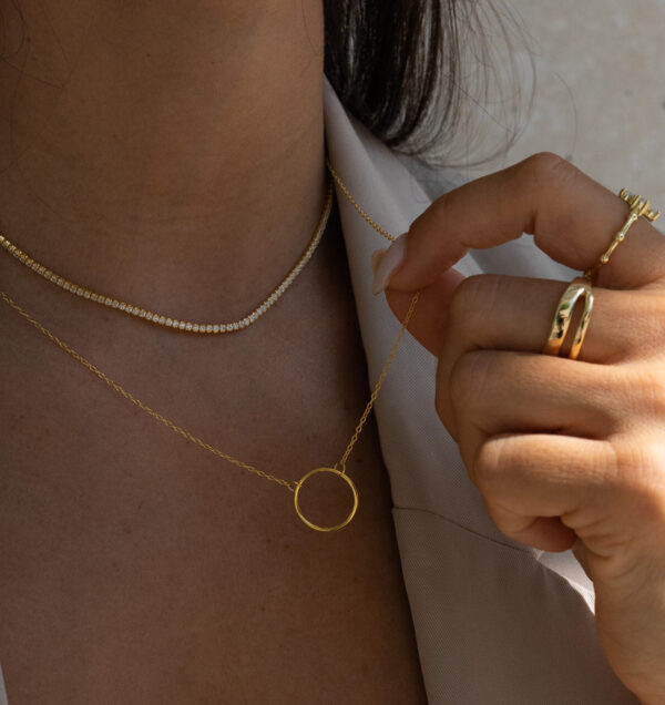 High-resolution image of Circle necklace - gold - Make a stylish statement with our Circle Necklace. Its timeless design is perfect for all occasions. Details: Sterling silver 925